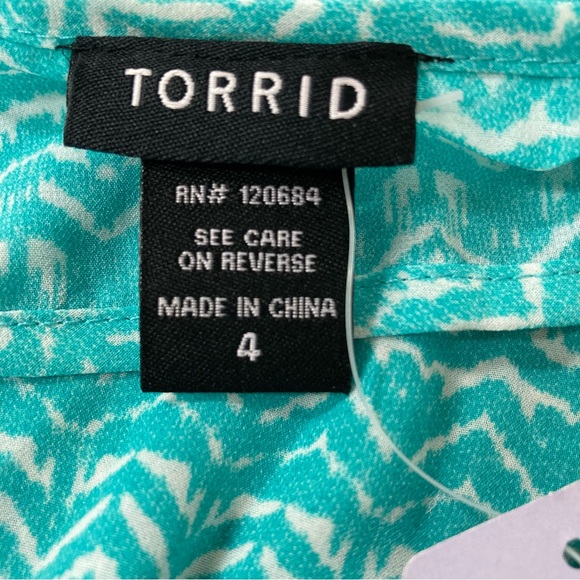 Torrid Size 4 Blue & White High Low Short Sleeve Top with Cut Out Back NWT - Picture 7 of 8